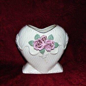 Jarrón vintage estilo Capodimonte con forma de corazón: rosas y lazos de porcelana