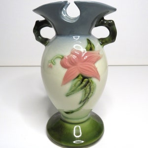 1950&#39;s Hull Pottery Vase in the Woodland Pattern (inv 528)