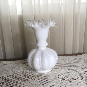 Fenton Silver Crest Vase: Geperstes Melonen-Kunstglas, gerüschter Rand