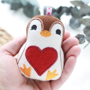 ITH 刺繍ファイル ペンギン ハートペンダントとぬいぐるみ付き |刺繍機用フープ刺繍パターンで