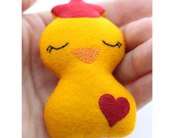 Lima para bordar ITH pollo con corazón | Little Cute Chick Chicken en el diseño de bordado de aro para máquinas de bordar | Colgante, peluche y decoración