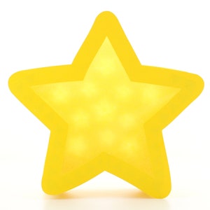 Op de afbeelding: Een gele stervormige nachtlamp met een gloeiend effect.