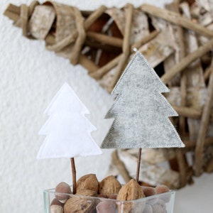 Tannenbaum ITH Stickdatei. Wunderschöne Dekostecker / Blumenstecker / Gartenstecker / Kuchenstecker perfekt für deine Winter Dekoration, Weihnachtsdekoration, deine Motto Geburtstags Party / Kindergeburtstag für Kuchen, Torte und Muffins.