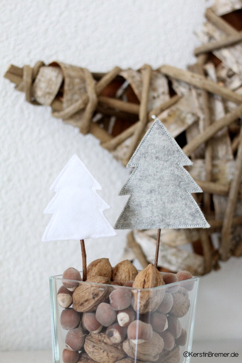 Tannenbaum ITH Stickdatei. Wunderschöne Dekostecker / Blumenstecker / Gartenstecker / Kuchenstecker perfekt für deine Winter Dekoration, Weihnachtsdekoration, deine Motto Geburtstags Party / Kindergeburtstag für Kuchen, Torte und Muffins.