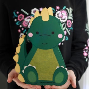 Detailansicht der gebastelten Dino-Laterne mit Knochenplatten aus Papier. Kreatives DIY-Projekt für den Laternenumzug und Kindergeburtstag