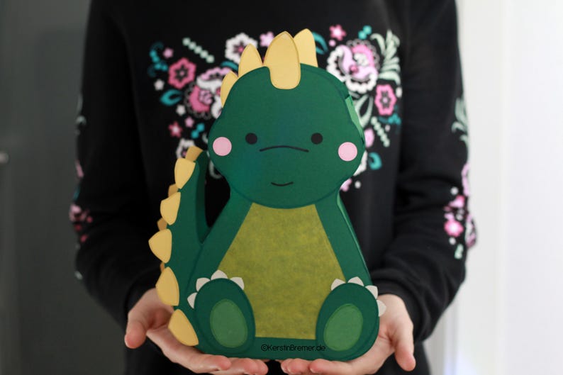 Detailansicht der gebastelten Dino-Laterne mit Knochenplatten aus Papier. Kreatives DIY-Projekt für den Laternenumzug und Kindergeburtstag