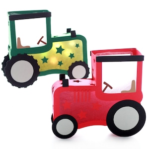 Puede incluir: Dos tractores de juguete, uno verde con estrellas amarillas y otro rojo con estrellas blancas. Ambos tienen ruedas negras y un marco negro.