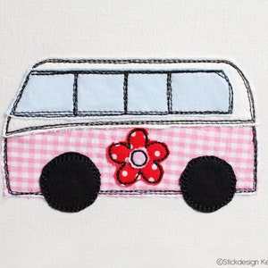 Könnte beinhalten: Ein rosafarbener und weißer Gingham-Bus mit einer roten Blume an der Seite. Der Bus hat schwarze Räder und ein blaues Fenster.