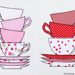 Könnte beinhalten: Zwei Stapel Teetassen und Untertassen. Der Stapel links ist rosa mit weißen Punkten, Gingham und Blumenmustern. Der Stapel rechts ist rot mit weißen Punkten, Streifen und Sternen.