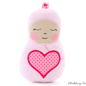 ITH Stickdatei Baby mit Herz 13x18 (5x7) - Babypuppe Stickmuster für Stickmaschinen, Puppe In The Hoop Stickdesign