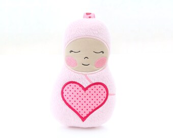 ITH archivo de bordado bebé con corazón 10x10 (4x4) - In The Hoop patrón de bordado muñeca de tela para máquinas de bordar, softie baby doll diseño de bordado muñeco de peluche