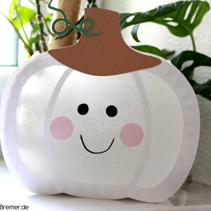 Puede incluir: Una calabaza de papel blanco con un tallo marrón y una cara amigable. La calabaza tiene mejillas rosadas y una sonrisa negra. El texto "Laterne Plotterdatei" es visible en el fondo.