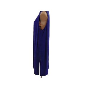 K&ouml;nnte beinhalten: Ein &auml;rmelloses, langes, marineblaues Kleid mit hohem Seitenschlitz. Das Kleid hat eine lockere Passform und einen Rundhalsausschnitt. Der Stoff scheint ein weiches, flie&szlig;endes Material zu sein. Das Kleid wird auf einer Schaufensterpuppe pr&auml;sentiert.