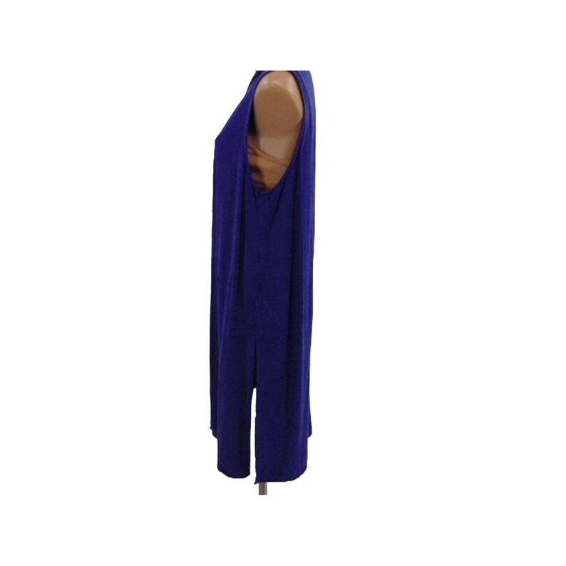 K&ouml;nnte beinhalten: Ein &auml;rmelloses, langes, marineblaues Kleid mit hohem Seitenschlitz. Das Kleid hat eine lockere Passform und einen Rundhalsausschnitt. Der Stoff scheint ein weiches, flie&szlig;endes Material zu sein. Das Kleid wird auf einer Schaufensterpuppe pr&auml;sentiert.