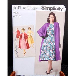 Puede incluir: Patrón de costura vintage Simplicity 8731 de la década de 1950. El patrón presenta a una mujer con un vestido floral y un abrigo morado. El patrón incluye ilustraciones de vestidos en rojo y amarillo.