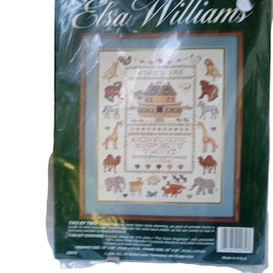 Può includere: Kit per punto croce Elsa Williams con un design dell'Arca di Noè. L'immagine incorniciata ha un bordo azzurro e presenta animali, l'alfabeto e una casa. Il kit è confezionato in plastica verde. Dimensioni finite: 51 x 76 cm.