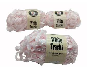 Hilo Universal Yarn Pink White Tracks Ribbon, 104 yardas, mezcla de rayón, lote de 3 madejas