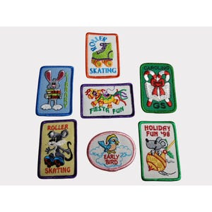 Könnte beinhalten: Eine Sammlung von gestickten Aufnähern mit verschiedenen Designs. Die Aufnäher zeigen einen Rollschuh, ein Kaninchen mit einem Buch, eine Piñata, einen Vogel, eine Maus und Text mit "Fiesta Fun", "Early Bird", "Holiday Fun '98", "Caroling" und "Skating".