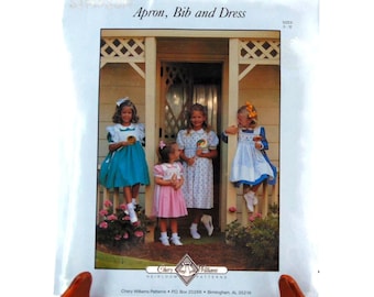 Grembiule/vestitino con bavaglino da bambina con motivo "Heirloom Pattern" di Chery Williams, taglie da 3 a 12, con arricciature.