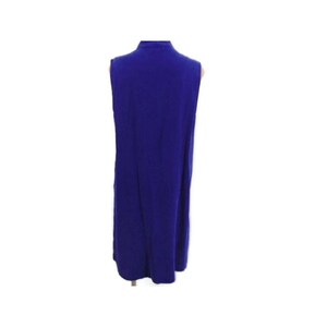 K&ouml;nnte beinhalten: Ein &auml;rmelloses, bodenlanges Kleid in einem leuchtenden Blauton. Das Kleid hat einen hohen, runden Ausschnitt und ein schlichtes, flie&szlig;endes Design. Der Stoff scheint ein weiches Strickmaterial zu sein, das sich f&uuml;r Freizeitkleidung eignet.