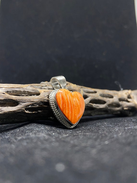 Vibrant Native American Navajo Spiny Oyster Shell Sterling Silver Heart Necklace Vibrant Native American Navajo Spiny Oyster Shell Sterling Silver Heart Necklace