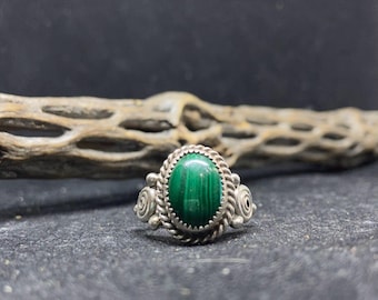 Hand made Native American Navajo malachite Sterling Silver circular Ring Size 8.5 stamped