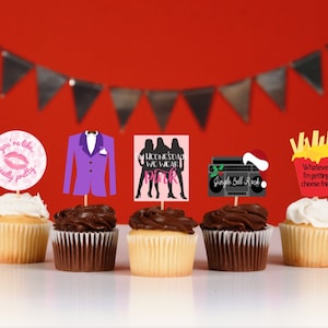 K&ouml;nnte beinhalten: Cupcakes mit dekorativen Aufs&auml;tzen. Aufs&auml;tze umfassen einen lila Anzug, eine Boombox mit Weihnachtsm&uuml;tze und Texte: "you're like really pretty", "Wednesday we wear pink" und "Whatever, I'm getting cheese fries."