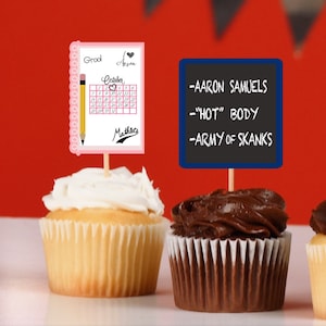 K&ouml;nnte beinhalten: Cupcakes mit dekorativen Aufs&auml;tzen. Ein Aufsatz ist ein rosa Notizblock mit einem Oktoberkalender und dem Text "Grool Aeron Mathlete". Der andere Aufsatz ist eine blaue Tafel mit dem Text "-AARON SAMUELS -"HOT" BODY -ARMY OF SKANKS".