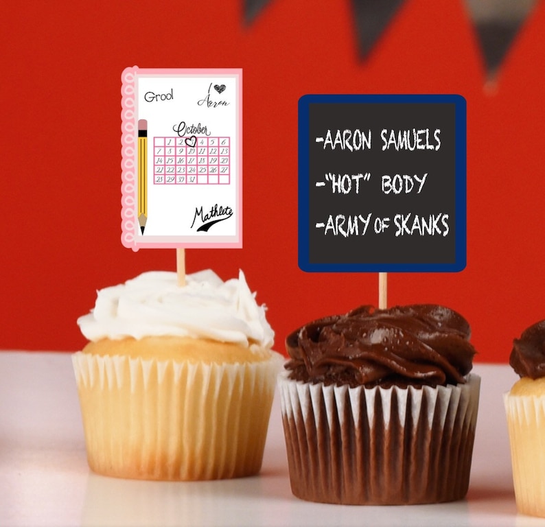 K&ouml;nnte beinhalten: Cupcakes mit dekorativen Aufs&auml;tzen. Ein Aufsatz ist ein rosa Notizblock mit einem Oktoberkalender und dem Text "Grool Aeron Mathlete". Der andere Aufsatz ist eine blaue Tafel mit dem Text "-AARON SAMUELS -"HOT" BODY -ARMY OF SKANKS".