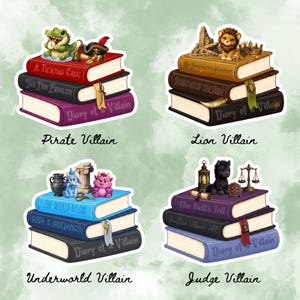 Op de afbeelding: Vier stapels van drie boeken, elk gelabeld met Diary of a Villain. De eerste stapel bevat een krokodil en piratenhoed. De tweede toont een leeuw en kroon. De derde bevat een blauw wezen en een urn. De vierde toont een zwart wezen en een weegschaal.