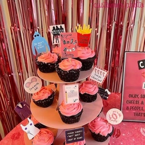 K&ouml;nnte beinhalten: Ein mehrst&ouml;ckiger Cupcake-St&auml;nder mit rosa glasierten Cupcakes und dekorativen Toppings. Zu den Toppings geh&ouml;ren eine blaue Figur, ein rosa Buch, ein Pommes-Frites-Beh&auml;lter und Text mit der Aufschrift "You go Glen Coco!" und "I'm a mouse, duh!"