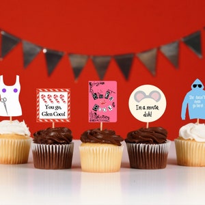K&ouml;nnte beinhalten: F&uuml;nf Cupcakes mit dekorativen Aufs&auml;tzen. Die Aufs&auml;tze zeigen verschiedene Designs, darunter ein wei&szlig;es Kleid mit Schere, Zuckerstangen, den Text "You go, Glen Coco!", ein rosa Buch, M&auml;useohren mit dem Text "I'm a mouse, duh!" und einen blauen Hoodie mit Text.