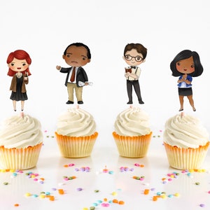 K&ouml;nnte beinhalten: Sechs Cupcakes mit verschiedenen Comicfiguren-Toppern. Die Topper zeigen Personen in verschiedenen Berufen, darunter ein Lehrer, ein Arzt, ein Polizist, ein Bibliothekar, eine Gesch&auml;ftsfrau und ein Koch. Die Cupcakes sind mit wei&szlig;em Frosting und orangefarbenen Streuseln verziert.