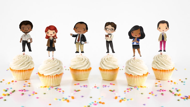 K&ouml;nnte beinhalten: Sechs Cupcakes mit verschiedenen Comicfiguren-Toppern. Die Topper zeigen Personen in verschiedenen Berufen, darunter ein Lehrer, ein Arzt, ein Polizist, ein Bibliothekar, eine Gesch&auml;ftsfrau und ein Koch. Die Cupcakes sind mit wei&szlig;em Frosting und orangefarbenen Streuseln verziert.