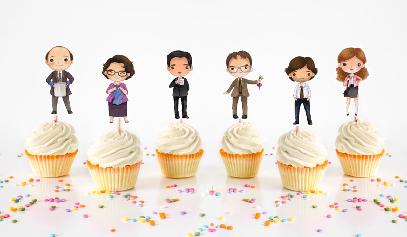 K&ouml;nnte beinhalten: Satz mit sechs Cupcake-Toppern mit Charakteren aus der Fernsehserie "The Office". Die Topper sind auf Karton gedruckt und zeigen die Charaktere Michael, Dwight, Jim, Pam, Angela und Stanley.