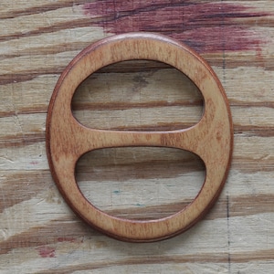 Halsduksspänne och ring, storlek M, tillverkade av tunn, formgjuten björkplywood. 6-lagers, vilket gör den mycket brottsäker. Extremt lätt.