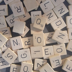 Elige tú mismo: Letras originales de Scrabble en madera