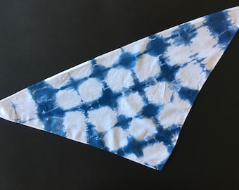 Bandana 100 % coton Shibori indigo teint à la main (triangle) - Édition limitée