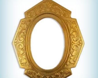 Puede incluir: Un marco de fotos ovalado de color dorado, con un diseño floral decorativo. El marco tiene un lazo en la parte superior para colgarlo.