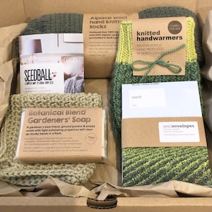 SCATOLA REGALO DEL GIARDINIERE scaldamani lavorati a mano o calzini in alpaca, buste per semi tagliate a mano, confezione di palline di semi, sapone vegano con prodotti botanici e panno di cotone