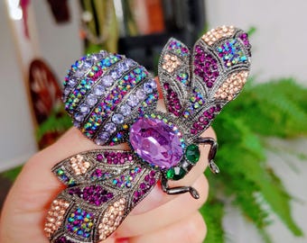 Vintage-Style Bee Brooch with Amethyst-Colored Crystal, Sparkling Insect Pin, Rhinestone Jewelry Gift for Her