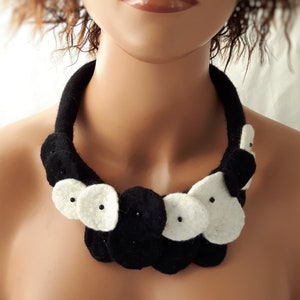 Collar de fieltro de lana único en su tipo en colores blanco y negro Estilo boho Collar de fieltro Moda de fieltro Regalo único para ella Joyería contemporánea