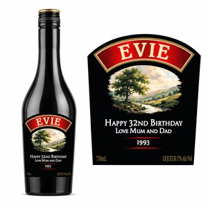 Könnte beinhalten: Eine dunkle Glasflasche mit Likör und einem schwarzen Etikett, das ein rotes Banner mit dem Namen EVIE in weißer Schrift zeigt. Darunter befindet sich eine Landschaftsillustration mit Baum und Bach sowie der Text Happy 32nd Birthday, Love Mum and Dad, 1993, 750ml.
