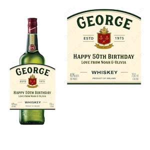 Può includere: Una bottiglia di whisky verde con un'etichetta che recita "GEORGE ESTD 1975" e "HAPPY 50TH BIRTHDAY". L'etichetta include anche il testo "WHISKEY" e "PRODUCT OF IRELAND". La bottiglia contiene 750 ml di whisky.