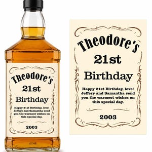 Peut inclure: Une bouteille en verre carrée remplie d'un liquide ambré, surmontée d'un bouchon noir et bois. L'étiquette indique : Theodore's 21st Birthday, Happy 21st Birthday, love! Jeffery and Samantha send you the warmest wishes on this special day. 2003.