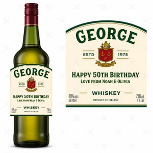 Può includere: Una bottiglia di whisky in vetro verde con un'etichetta color crema che riporta il testo GEORGE, ESTD 1975, HAPPY 50TH BIRTHDAY, LOVE FROM NOAH & OLIVIA, WHISKEY, 40% AUTH, 80 PROOF, 750 ml, PRODUCT OF IRELAND, A BLEND, e uno scudo rosso.