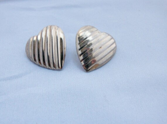 Gold Tone Ribbed Heart Earrings - image 7