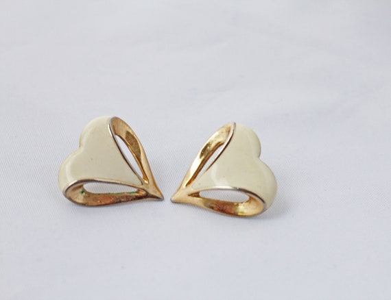 Beige and Gold Tone Enamel Heart Earrings - image 7