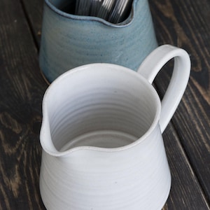 Handgefertigter Krug aus Steingut: 600ml