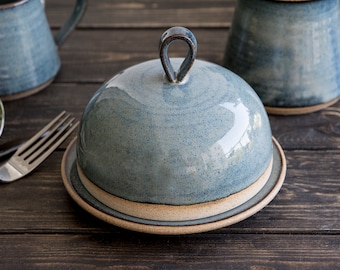Beurrier en céramique artisanale avec couvercle, poterie rustique mouchetée
